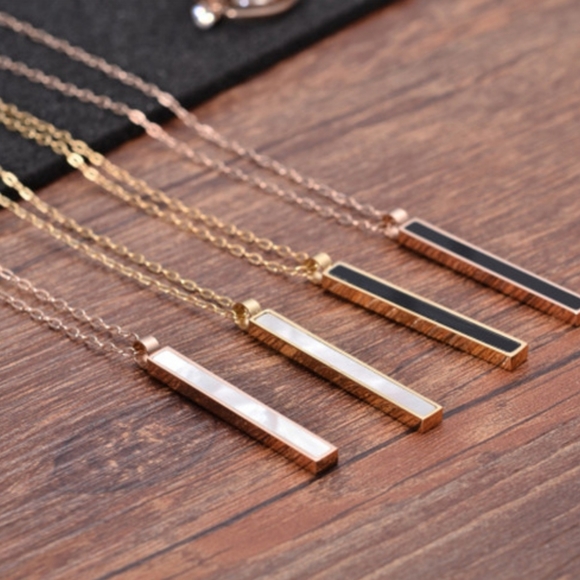 Minimalist 18k gold shell pillar necklace - Picture 3 of 4